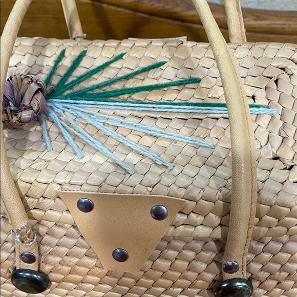 Handwoven Straw Bag with Green and Tan Accents- No rips -No stains-Rare- vintage - Picture 7 of 16